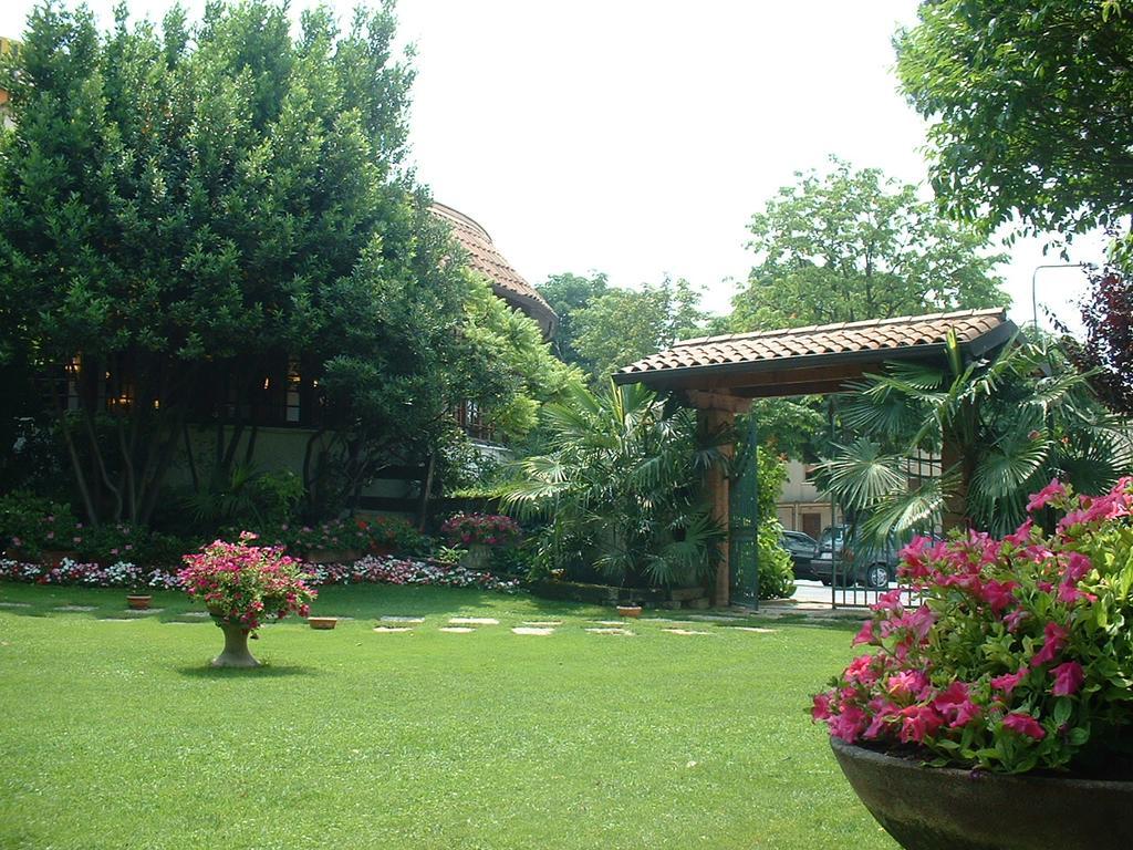 Hotel Il Rustichello Lonato Εξωτερικό φωτογραφία
