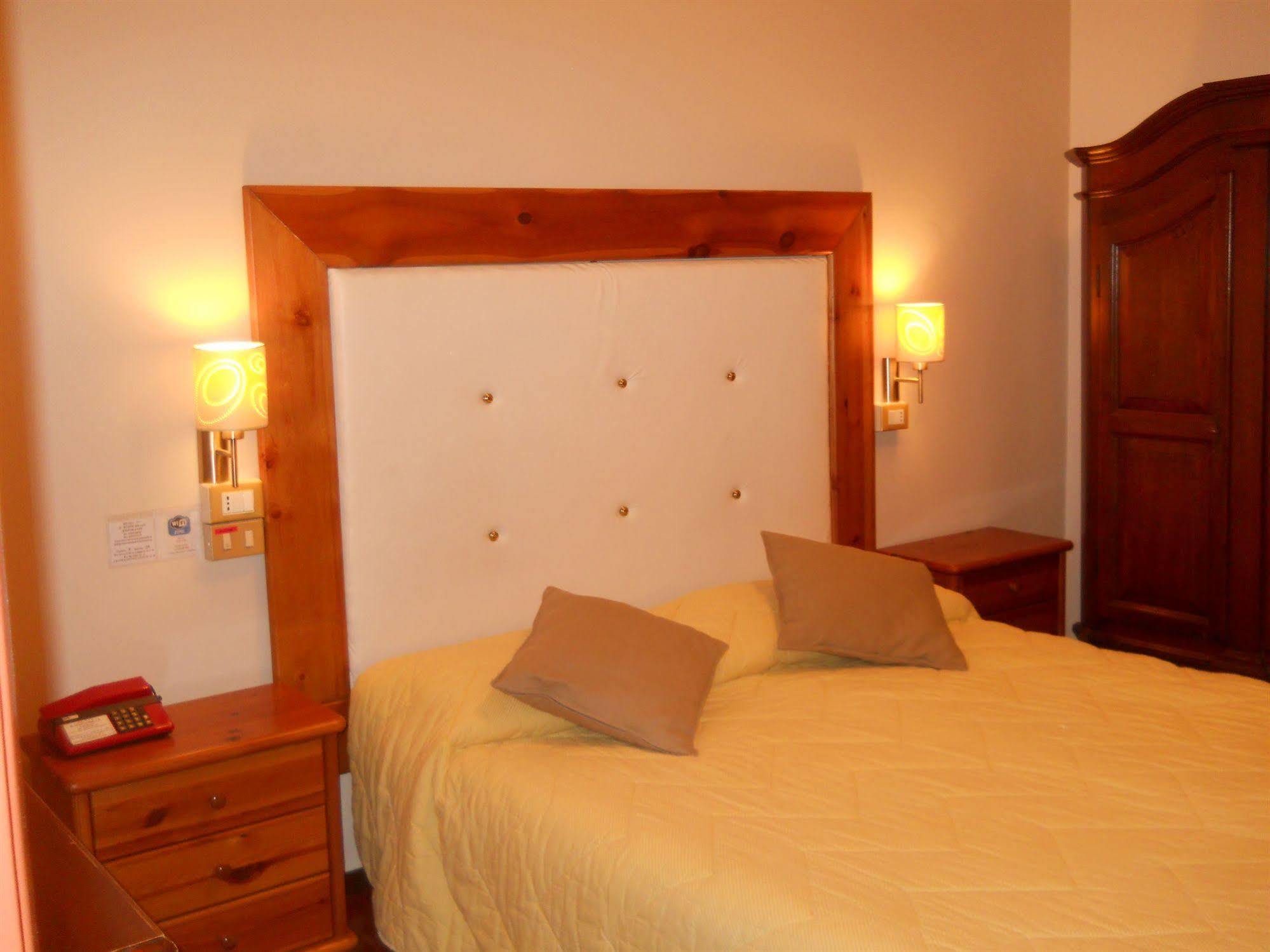 Hotel Il Rustichello Lonato Εξωτερικό φωτογραφία